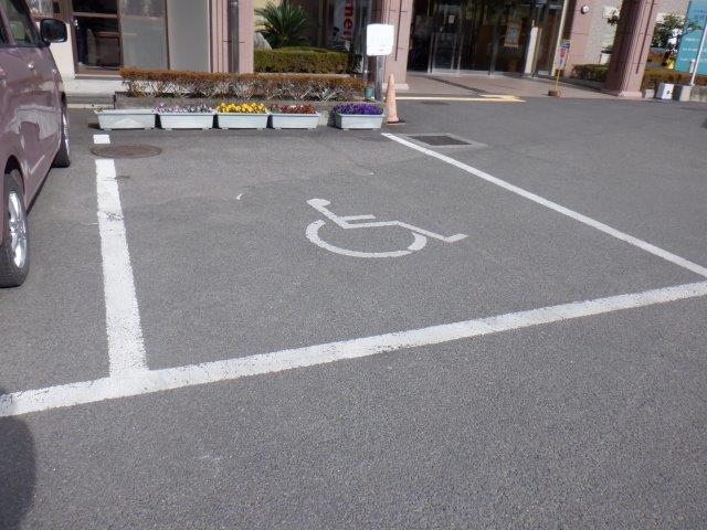 車いすマーク駐車場